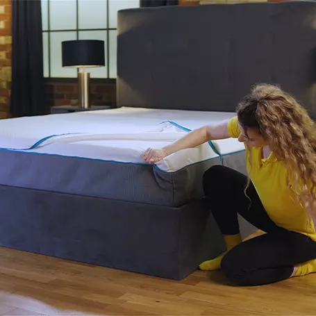 Image of a TSA reviewer looking at the Simba Hybrid Pro mattress